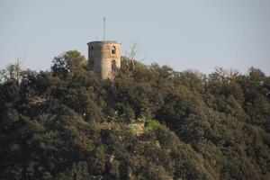 Marconi torre sobre sestri levante silêncio baía Visão a partir de a mar. Marconi empreendeu dele primeiro experimentos dentro sinal transmissão a partir de descongelar torre foto