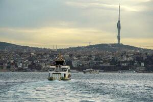 Novo comunicação torre Visão a partir de Istambul bósforo cruzeiro foto