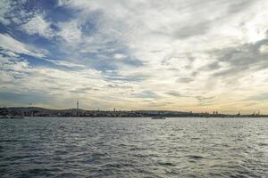 Novo comunicação torre Visão a partir de Istambul bósforo cruzeiro foto