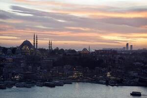 Istambul aéreo paisagem urbana às pôr do sol a partir de galata torre Novo e suleymaniye mesquita foto