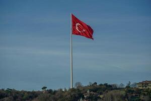 trukish bandeira dentro bebek distrito Visão a partir de Istambul bósforo cruzeiro foto