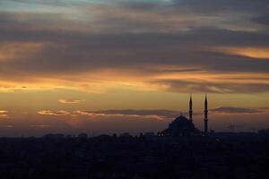 Istambul aéreo paisagem urbana às pôr do sol a partir de galata torre suleymaniye mesquita foto