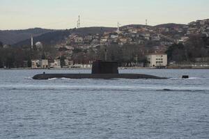 turco marinha submarino Navegando passado Istambul Porto e comovente para marmara mar e Preto mar foto