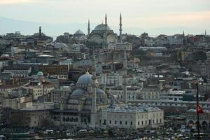 Novo mesquita Istambul aéreo paisagem urbana às pôr do sol a partir de galata torre foto