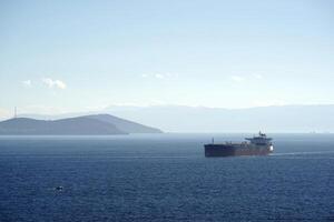 óleo petroleiro navio passagem dentro marmara mar Visão a partir de topkapi Palácio Istambul Peru foto