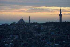 Istambul aéreo paisagem urbana às pôr do sol a partir de galata torre suleymaniye mesquita foto