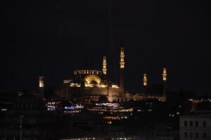 suleymaniye mesquita otomano imperial dentro Istambul, peru. isto é a maior mesquita dentro a cidade. noite Visão a partir de galata ponte foto