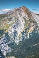 montanhas dentro a Pirinéus, ordesa vale nacional parque, Aragão, huesca, Espanha. foto