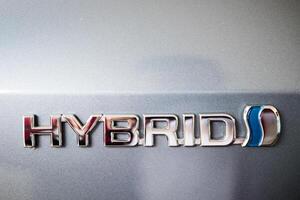 Bangkok, Tailândia - fevereiro 8, 2024 fechar-se do híbrido logotipo em Toyota carro. híbrido placa foto