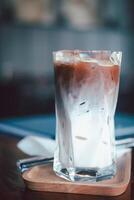 uma vidro do gelo mocha mostrar com lindo textura e camadas fresco leite e café. foto