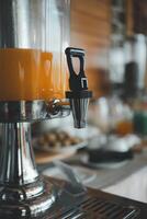fresco laranja dentro uma ampla vidro jarro, preparar Como self-service estação dentro café da manhã bufê Comida linha. foto