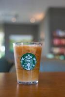 Bangkok, Tailândia - janeiro 15, 2024 café refrescar bebida servido em cristal vidro com starbucks logotipo. foto