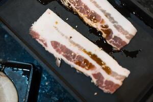 fresco bacon cru fatiado estava servido para Sukiyaki e shabu ou yakiniku. foto