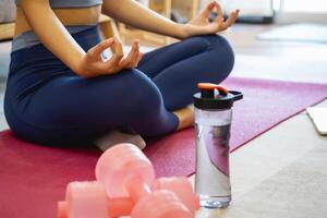 saudável jovem mulher fazendo respiração exercícios às lar, lindo mulher meditando às casa com olhos fechado, praticando ioga, fazendo pranayama técnicas atenção meditação conceito foto