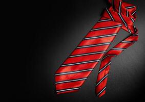 vermelho masculino listrado gravata isolado em Preto fundo foto