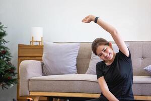 mulheres estão alongamento, às lar, e ginástica mulheres exercício ou Faz ioga dentro seus quarto para saúde e bem estar uma saudável, calma fêmea pessoa Treinamento ou trabalhando em a casa chão. foto