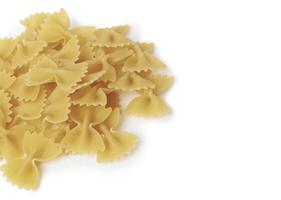 cru Farfalle massa, italiano comida, fechar-se, isolado em branco foto