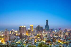 visão noturna da cidade de kaohsiung, taiwan foto