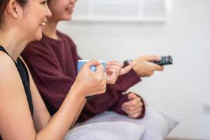 relaxado jovem ásia mulher desfrutando relaxamento em uma confortável sofá às lar. a lindo menina calmamente relaxa e respira fresco ar dentro a casa. Assistir filmes e social redes. foto