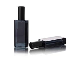 Preto perfume garrafa isolado em branco foto