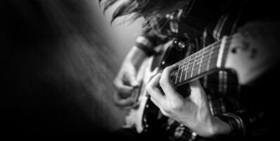 elétrico guitarra jogando. jovem homens jogando elétrico guitarra foto