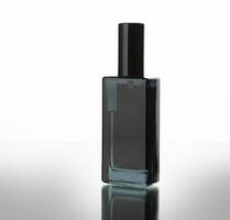 Preto perfume garrafa isolado em branco foto