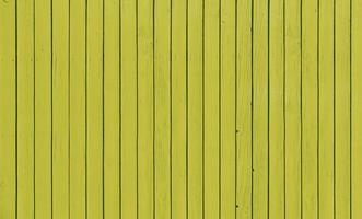de madeira cerca com paralelo pranchas com amarelo pintar. foto