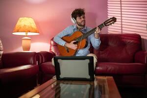 Garoto ensino controlo remoto música guitarra lição de computador vídeo ligar foto