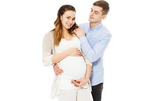 lindo casal jovem feliz esperando bebê isolado foto