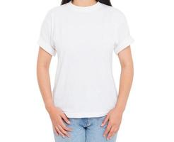 menina asiática em camiseta branca vazia isolada no fundo branco - maquete de camiseta de mulher foto