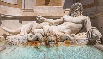 famosa escultura grega do deus do oceano, chamada marforio, localizada em roma, itália. mitologia clássica na arte. foto