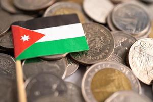pilha de moedas com a bandeira da Jordânia em fundo branco. bandeira em fundo branco. foto