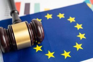 Bandeira da UE com o martelo no gráfico para o advogado do juiz. conceito de tribunal de direito e justiça.