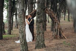 caminhada da noiva e do noivo pela floresta de outono foto