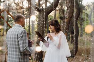 homem e mulher ficaram noivos na floresta de outono foto