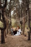 jantar de casamento de um casal recém-casado na floresta de outono foto