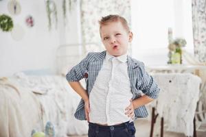 lição de casa e conceito de escola. menino triste em jaqueta de escola foto