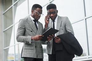 imagem de dois jovens empresários interagindo na reunião no gabinete foto