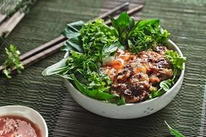 macarrão de arroz com molho de chili de porco grelhado e vegetais frescos