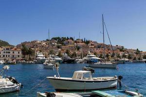 hvar, croácia, 1 de julho de 2014 - barcos na marina em hvar, croácia. hvar é um dos destinos mais populares e visitados da croácia. foto