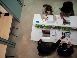 topo Visão trabalhos estação homem de negocios empresária fêmea masculino pessoa pessoas humano trabalhos Aprendendo estude Educação trabalho em equipe o negócio grupo discussão planejamento diretamente tecnologia computador portátil caderno computador foto