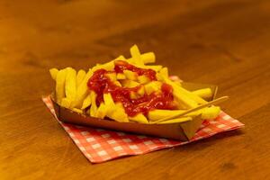 papel tigela com francês fritas e ketchup foto
