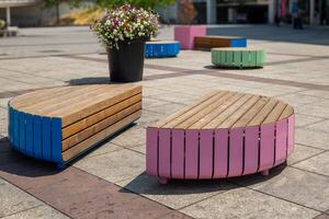 colorida assentos opções dentro uma cidade foto