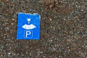 a velho estacionamento disco em a asfalto foto