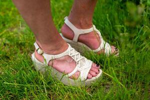 mulher com Alto verão sapatos dentro uma Prado foto