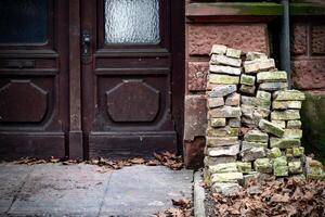 a velho casa Entrada com tijolos foto