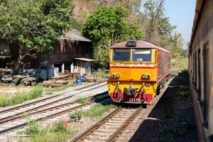 a locomotiva elétrica a diesel está estacionada em uma pequena estação de trem. foto