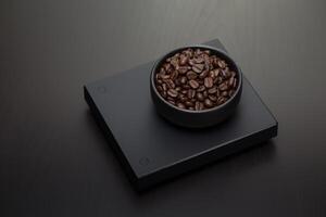 grãos de café torrados escuros foto