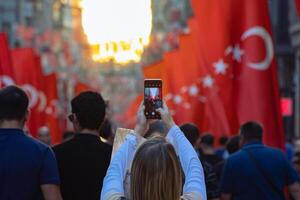 uma jovem turco mulher levando foto do a rua coberto com turco bandeiras