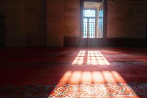 islâmico fundo foto. luz solar chegando através a partir de uma janela dentro uma mesquita foto